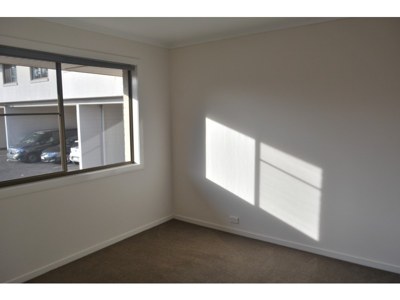 30/2 Benjamin Street, Mount Lofty QLD 4350