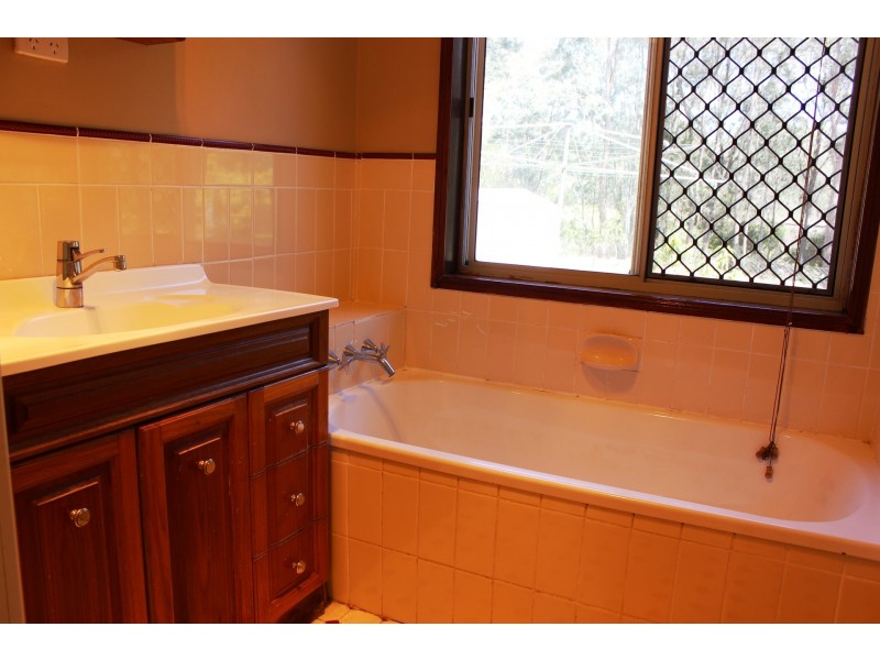 16 Air Force Road, Helidon QLD 4344