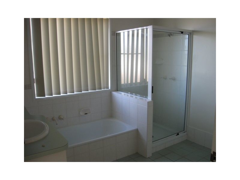 2/390 Stenner Street, Kearneys Spring QLD 4350