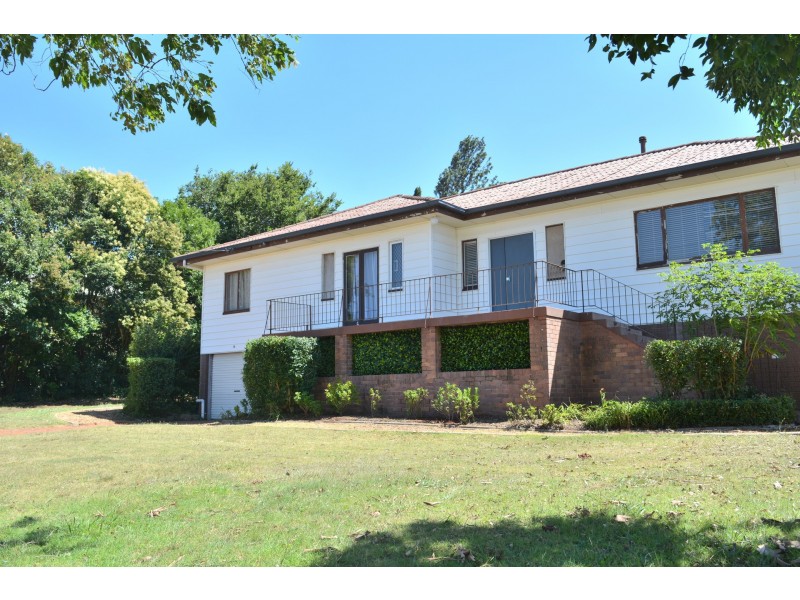 16 Ross Street, Mount Lofty QLD 4350