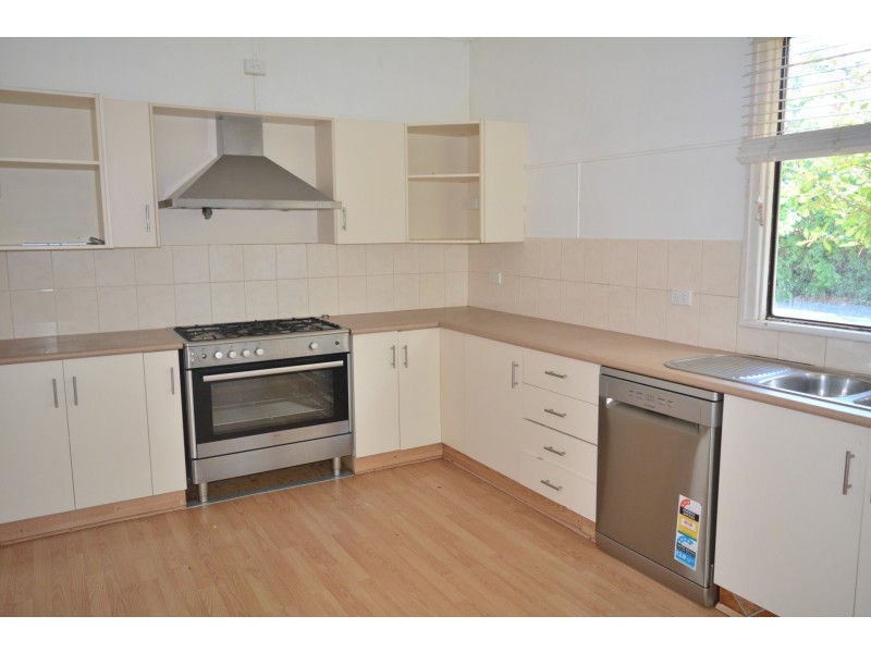 16 Ross Street, Mount Lofty QLD 4350