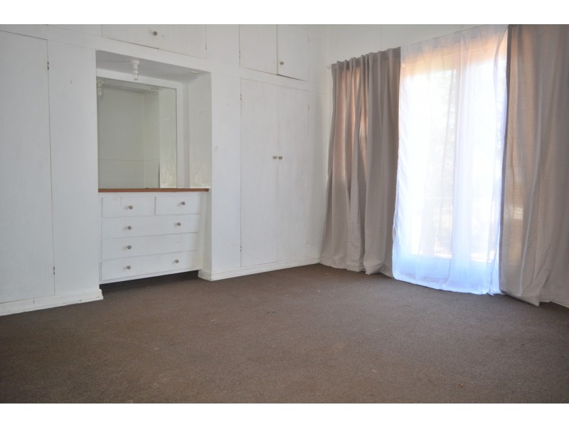 16 Ross Street, Mount Lofty QLD 4350