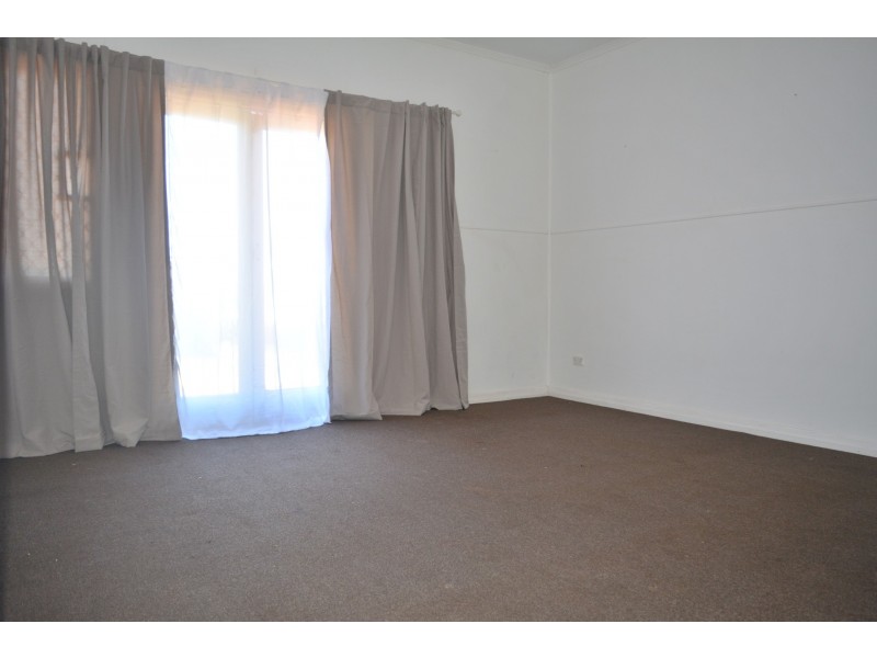 16 Ross Street, Mount Lofty QLD 4350