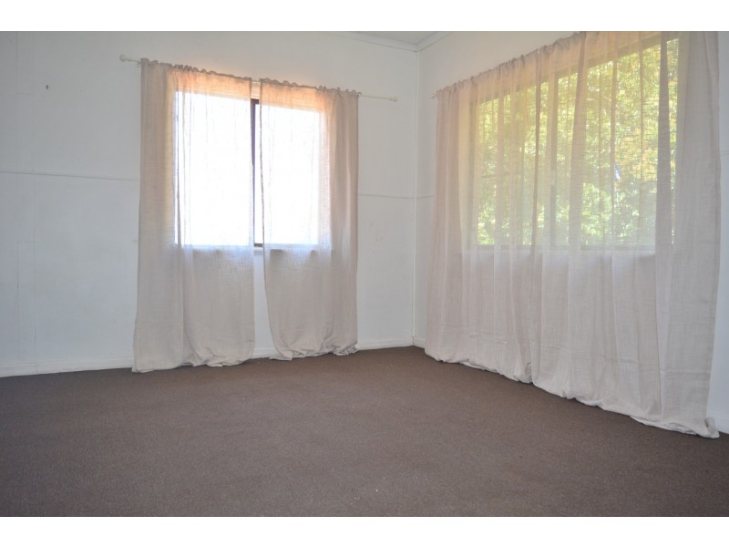 16 Ross Street, Mount Lofty QLD 4350