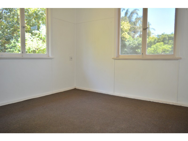 16 Ross Street, Mount Lofty QLD 4350