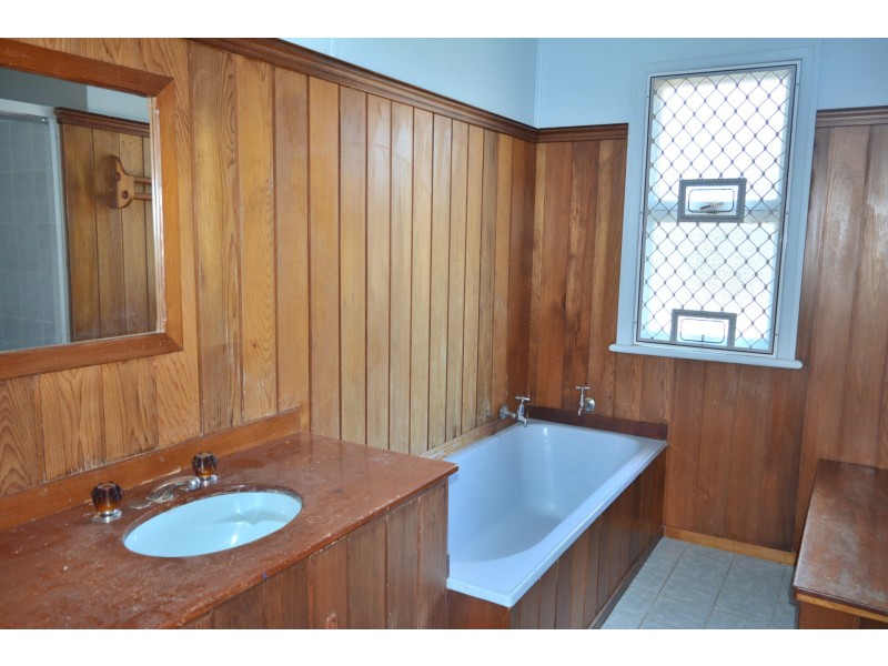 16 Ross Street, Mount Lofty QLD 4350