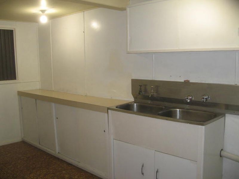 16 Ross Street, Mount Lofty QLD 4350