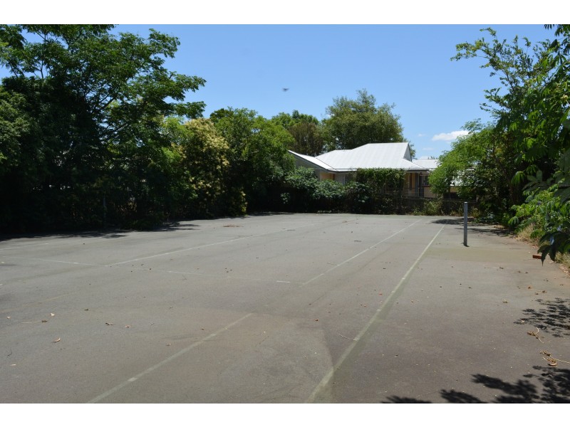 16 Ross Street, Mount Lofty QLD 4350