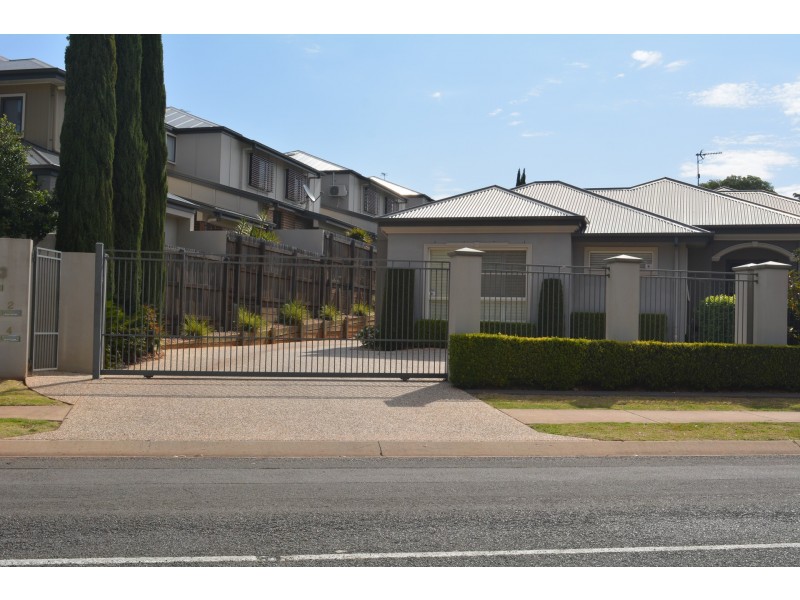 4/223 MacKenzie Street, Centenary Heights QLD 4350