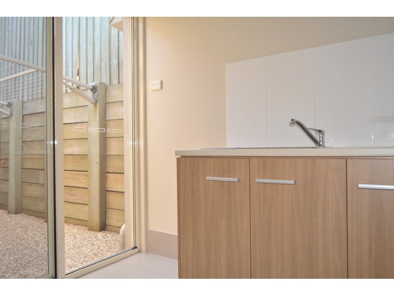 4/223 MacKenzie Street, Centenary Heights QLD 4350