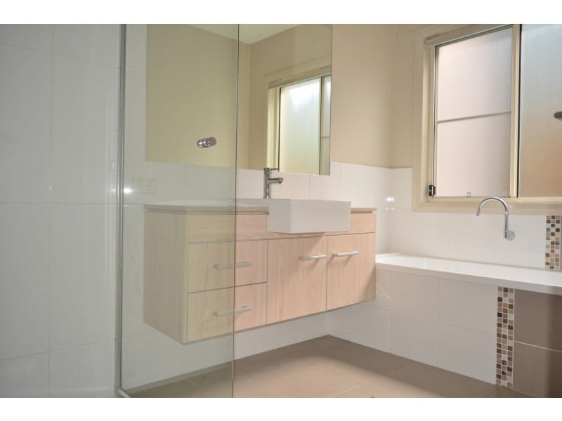 4/223 MacKenzie Street, Centenary Heights QLD 4350