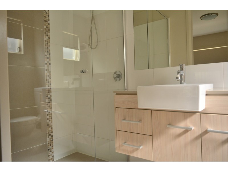 4/223 MacKenzie Street, Centenary Heights QLD 4350