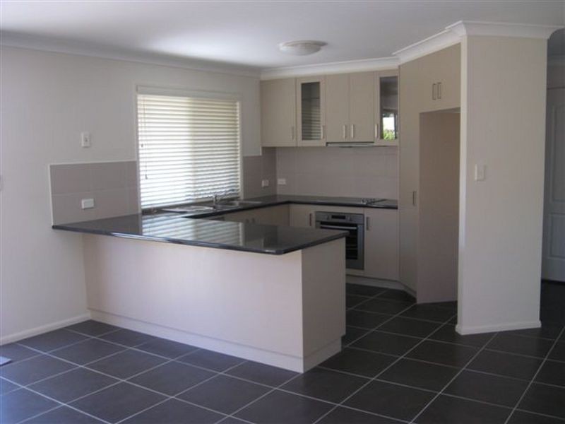 1/10 Hoey Street, Kearneys Spring QLD 4350
