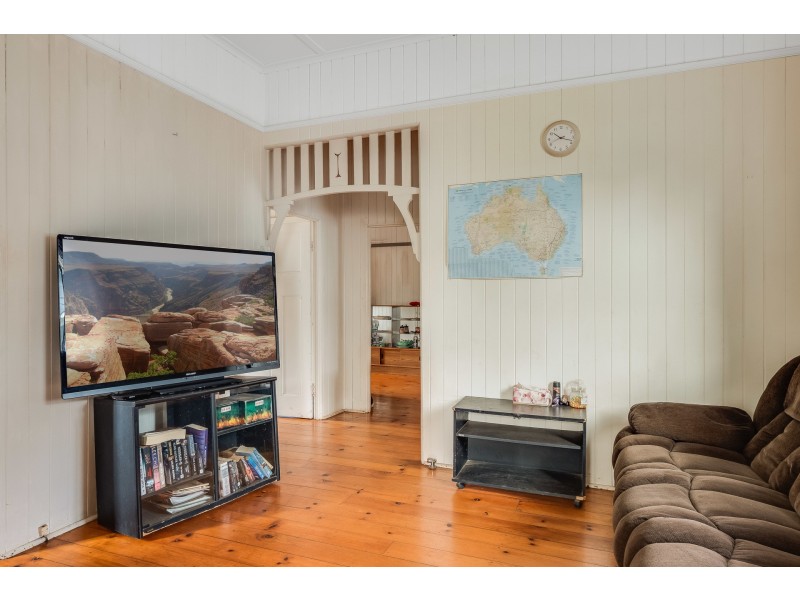 14 Lochel Street, Mount Lofty QLD 4350