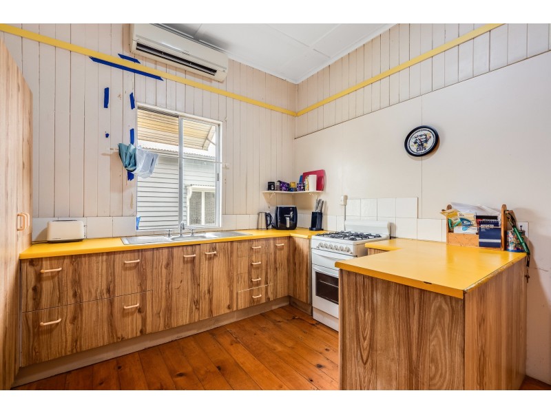 14 Lochel Street, Mount Lofty QLD 4350