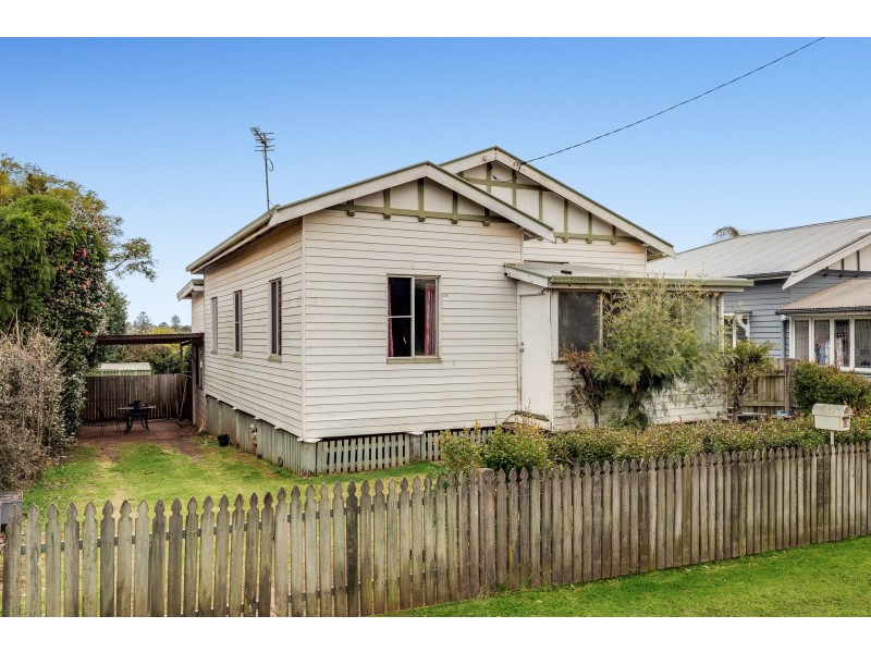 14 Lochel Street, Mount Lofty QLD 4350