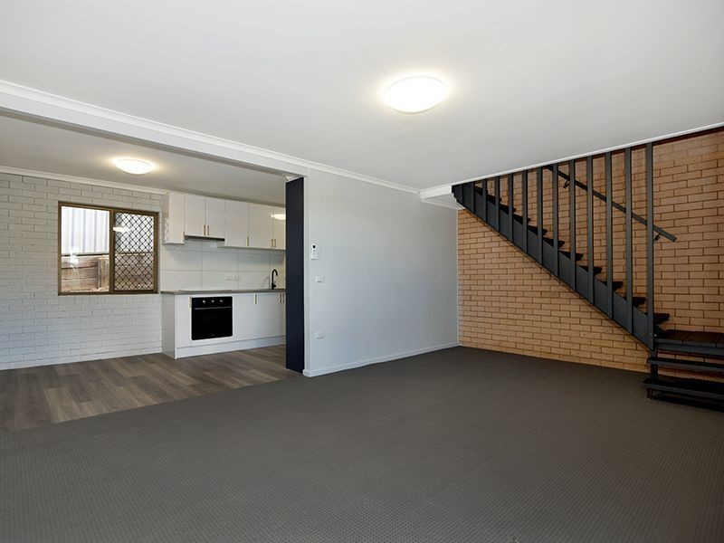 2/266 West Street, Kearneys Spring QLD 4350
