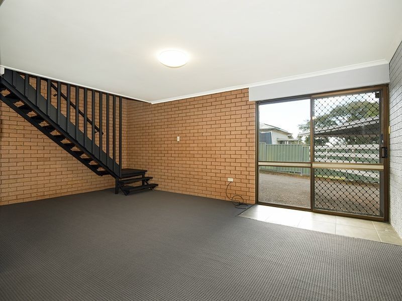 2/266 West Street, Kearneys Spring QLD 4350