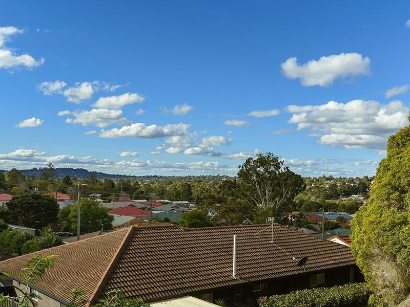 2/266 West Street, Kearneys Spring QLD 4350