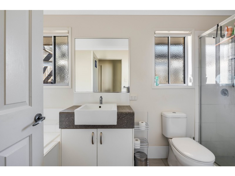 8 Farrer Street, Cranley QLD 4350