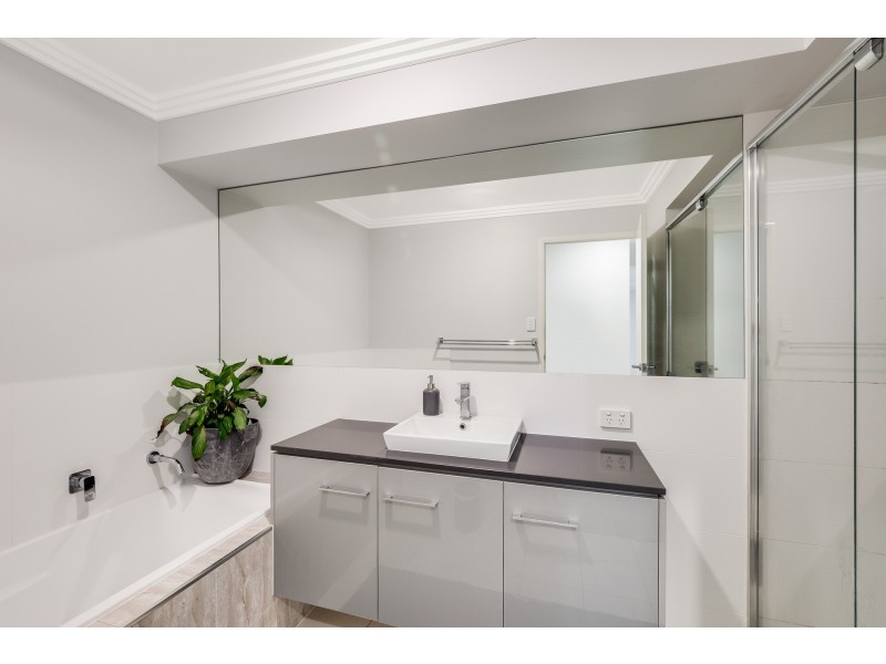 2/15 Henry Street, Mount Lofty QLD 4350