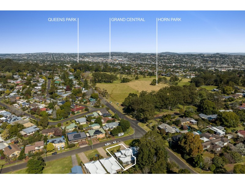 2/15 Henry Street, Mount Lofty QLD 4350