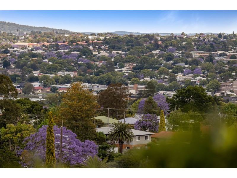 29/2 Benjamin Street, Mount Lofty QLD 4350