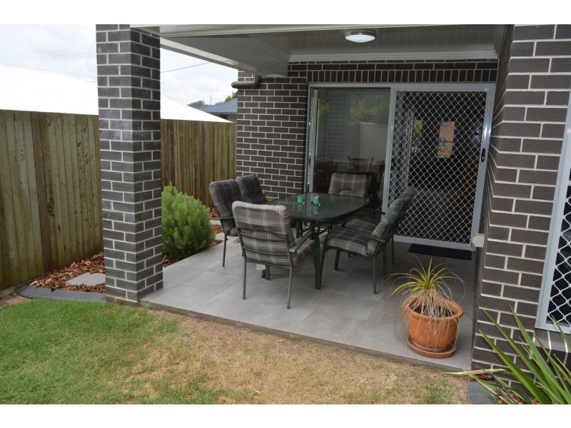 2/15 Henry Street, Mount Lofty QLD 4350