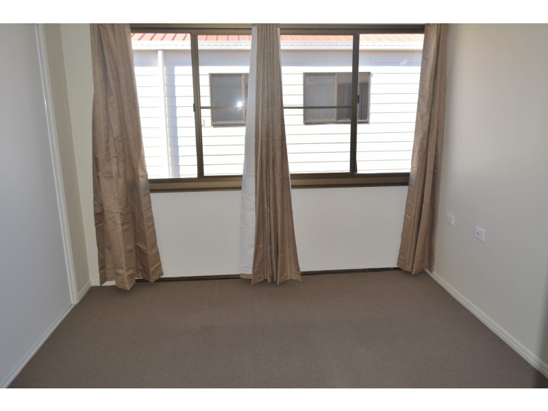 2/311 Bridge Street, Newtown QLD 4350