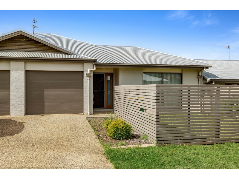 2/11 Sambar Close, Kearneys Spring QLD 4350