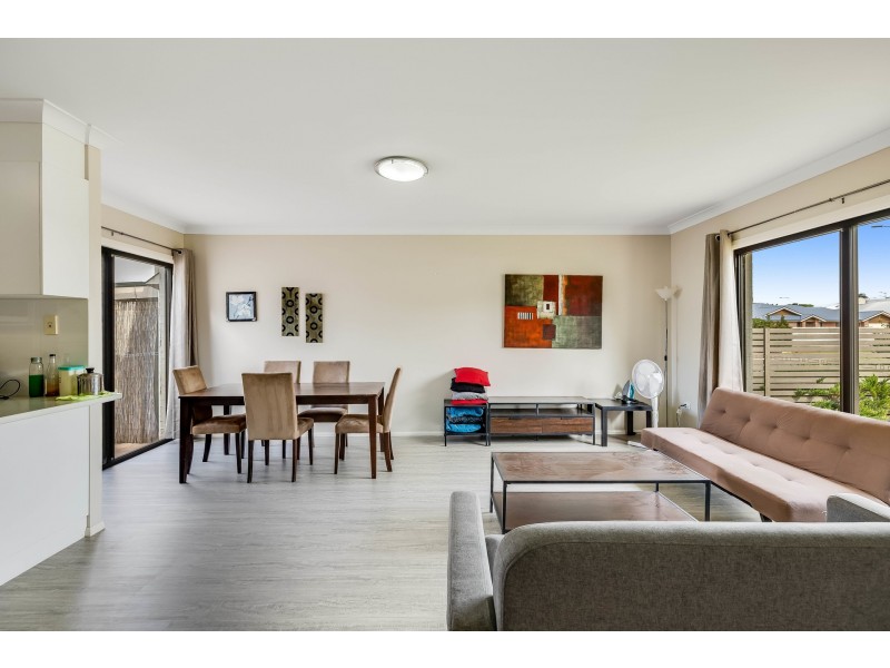 2/11 Sambar Close, Kearneys Spring QLD 4350