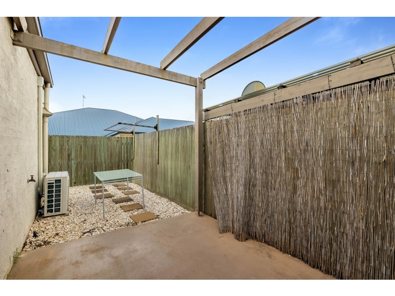 2/11 Sambar Close, Kearneys Spring QLD 4350
