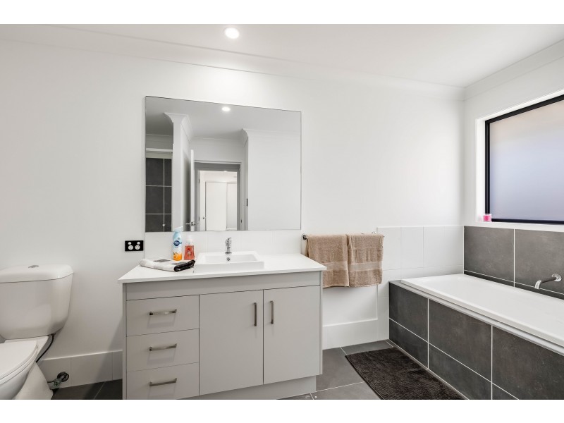 6 Latsky Drive, Cotswold Hills QLD 4350