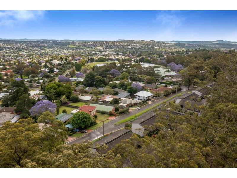 15/2 Benjamin Street, Mount Lofty QLD 4350