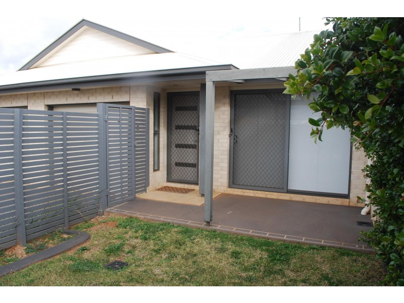 2/14 Sunning Street, Kearneys Spring QLD 4350