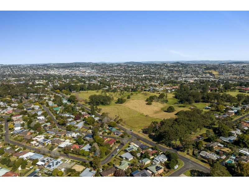 3 Garvey Street, Mount Lofty QLD 4350