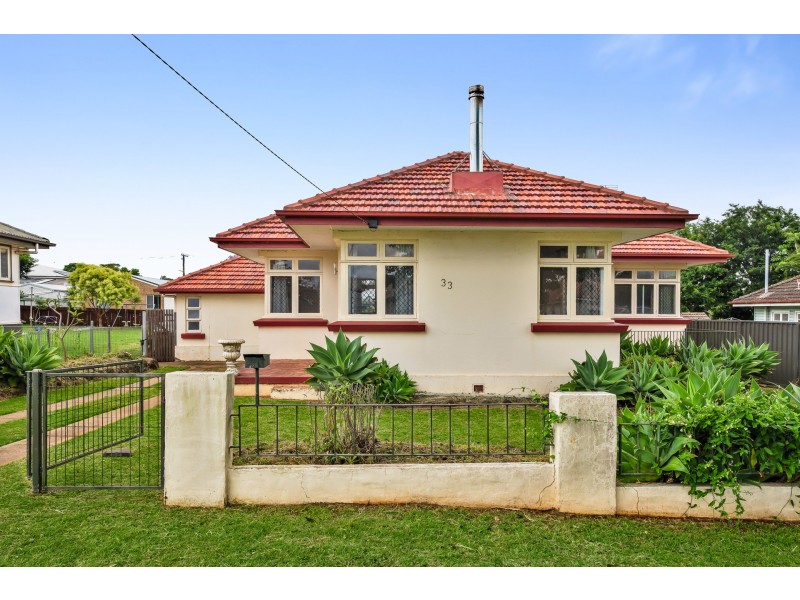 33 Priest Street, Rockville QLD 4350