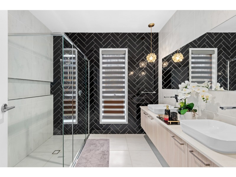 15 Greenaway Street, Greenbank QLD 4124