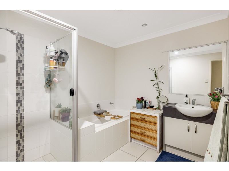 1&2/20 Sanctuary Drive, Cranley QLD 4350