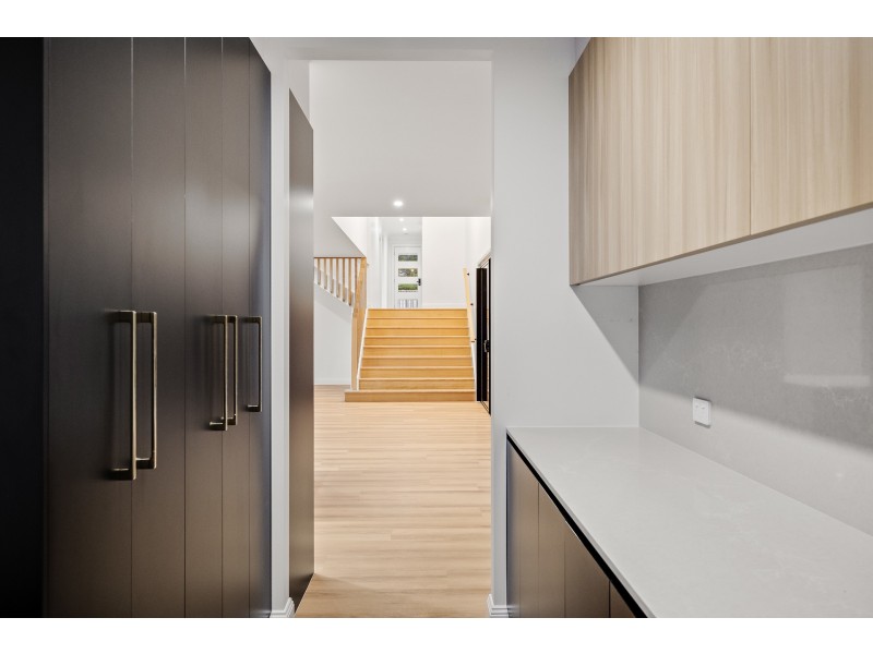 14 Rhyde Street, Mount Lofty QLD 4350