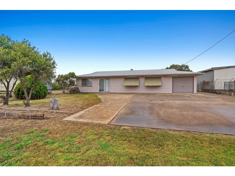 102-104 Hamlyn Road, Oakey QLD 4401