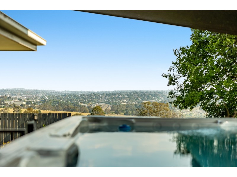 17 Cassidy Terrace, Mount Kynoch QLD 4350