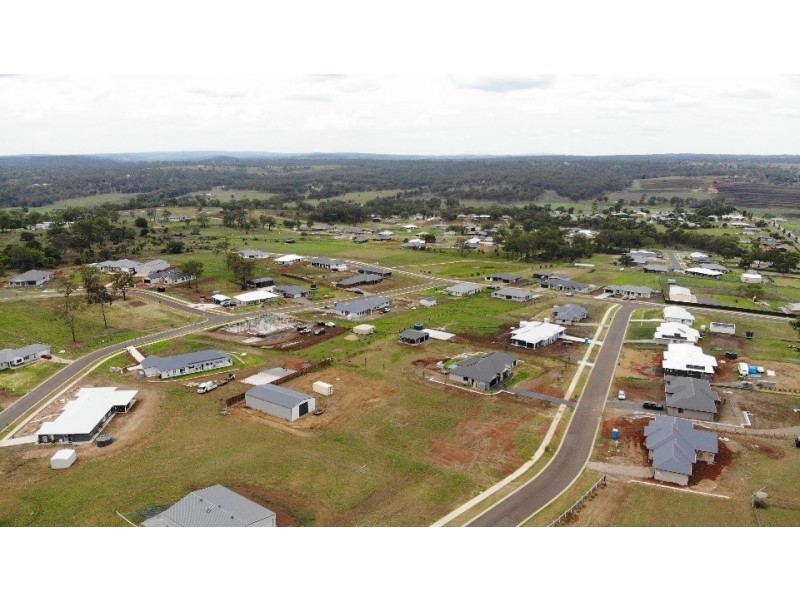 8 Daintree Crescent, Meringandan West QLD 4352