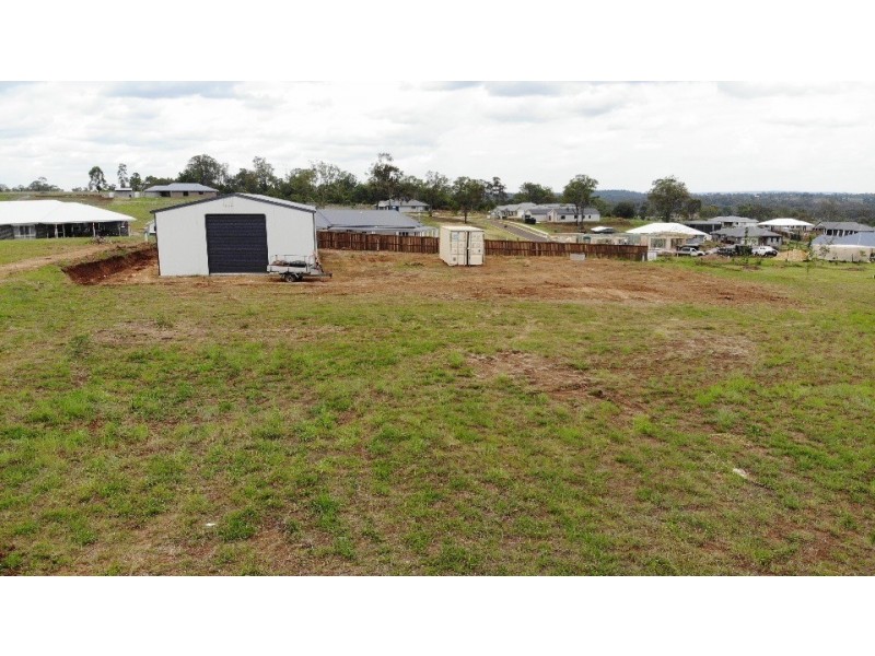 8 Daintree Crescent, Meringandan West QLD 4352