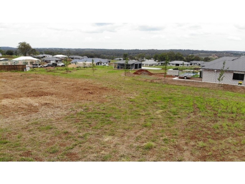 8 Daintree Crescent, Meringandan West QLD 4352