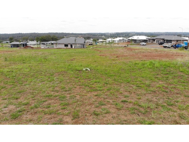 8 Daintree Crescent, Meringandan West QLD 4352