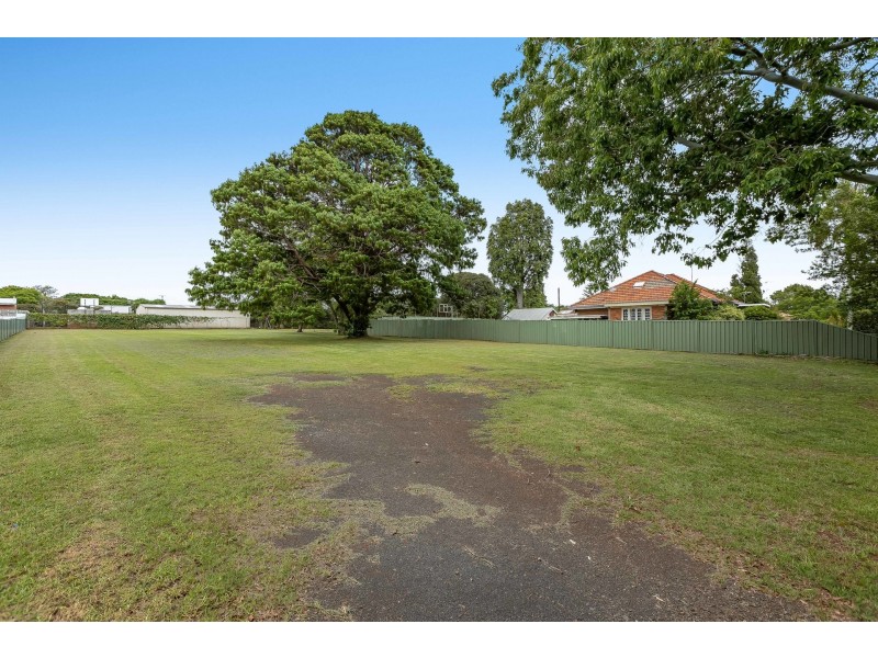 350 South Street, Harristown QLD 4350