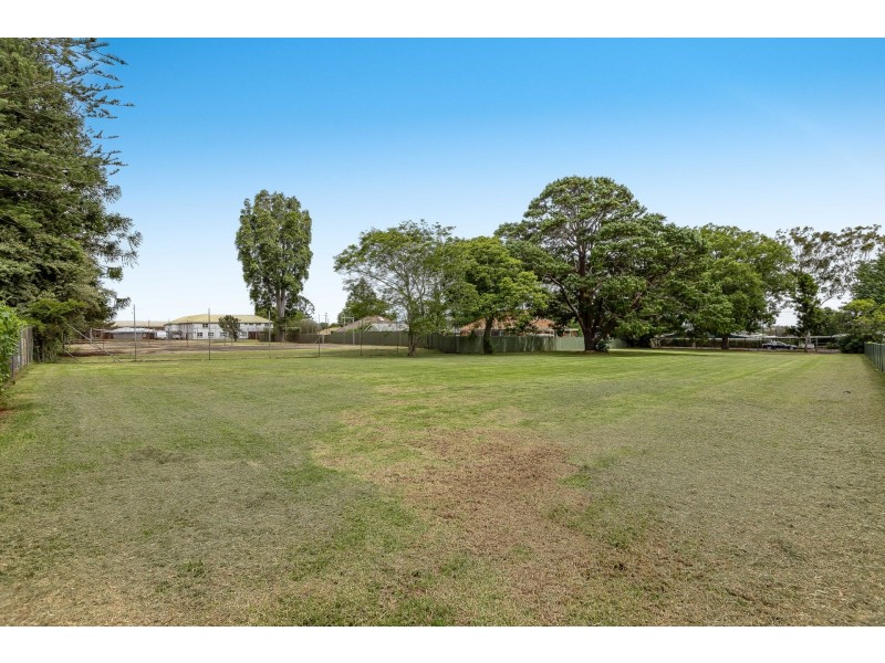 350 South Street, Harristown QLD 4350