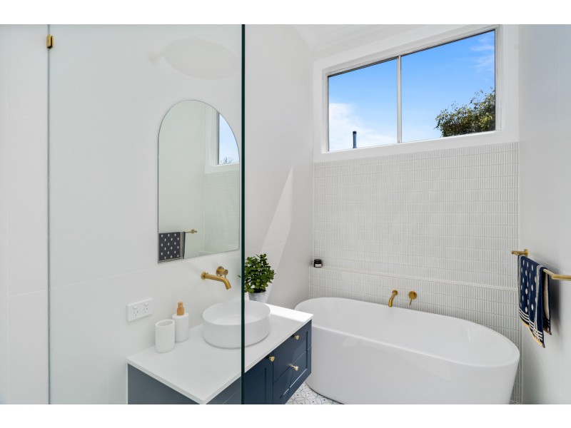 6 Trevethan Street, Mount Lofty QLD 4350