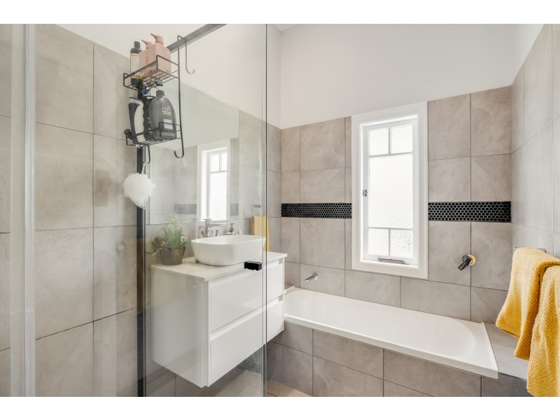 8 Edith Street, Newtown QLD 4350